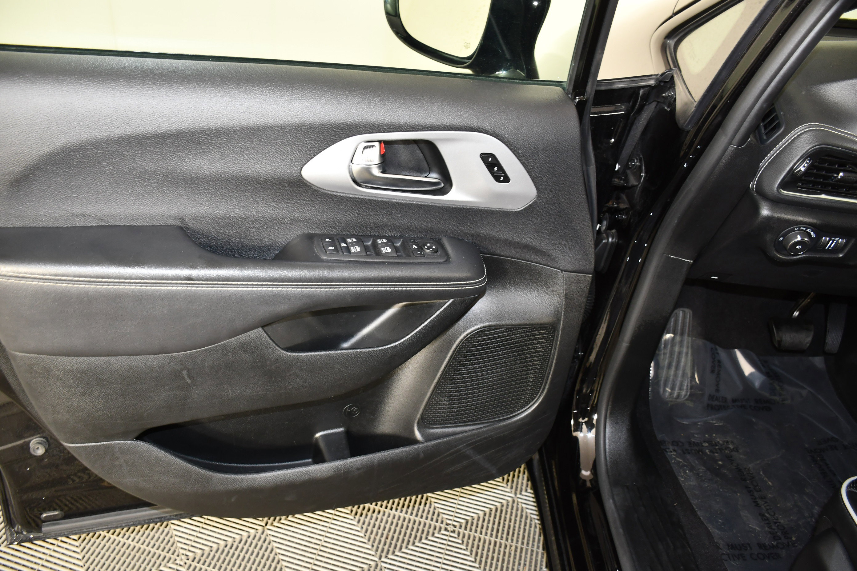 Used 2025 Chrysler Pacifica Limited image 36