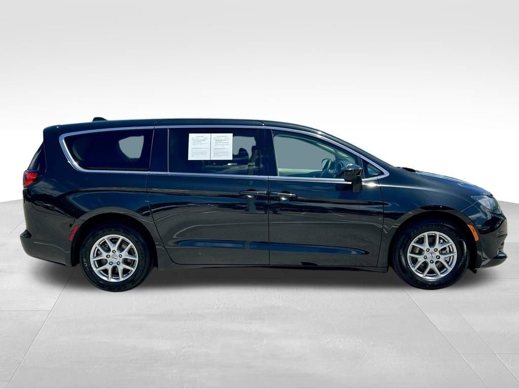 Used 2022 Chrysler Voyager LX FWD image 4