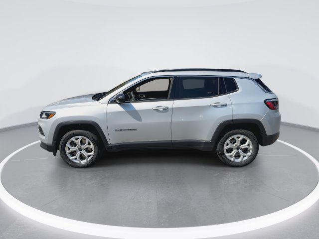 Used 2025 Jeep Compass Latitude AWD/4WD image 5