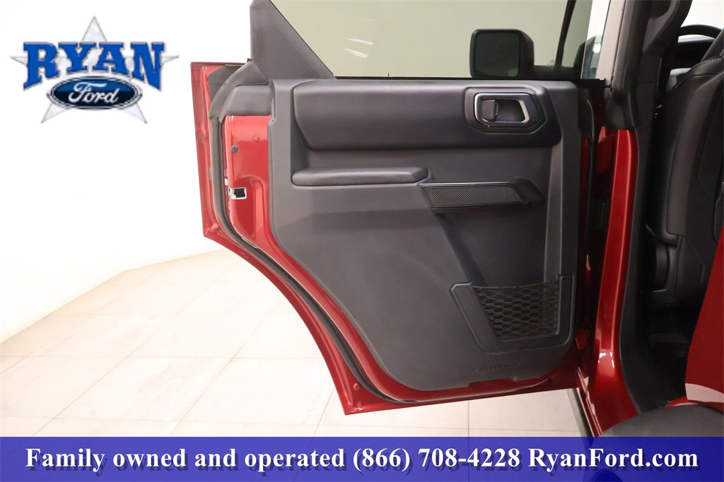 Used 2025 Ford Bronco Badlands image 12