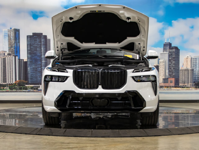 Used 2025 BMW X7 xDrive40i w/ M Sport Package AWD/4WD image 4