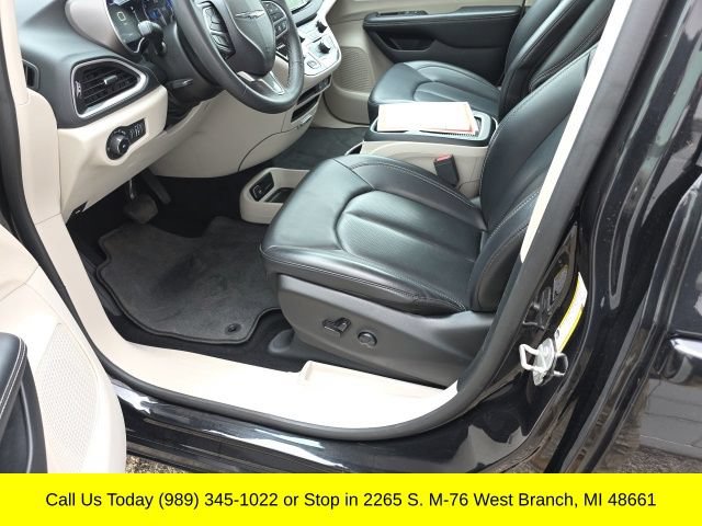 Used 2023 Chrysler Pacifica Touring-L FWD image 3