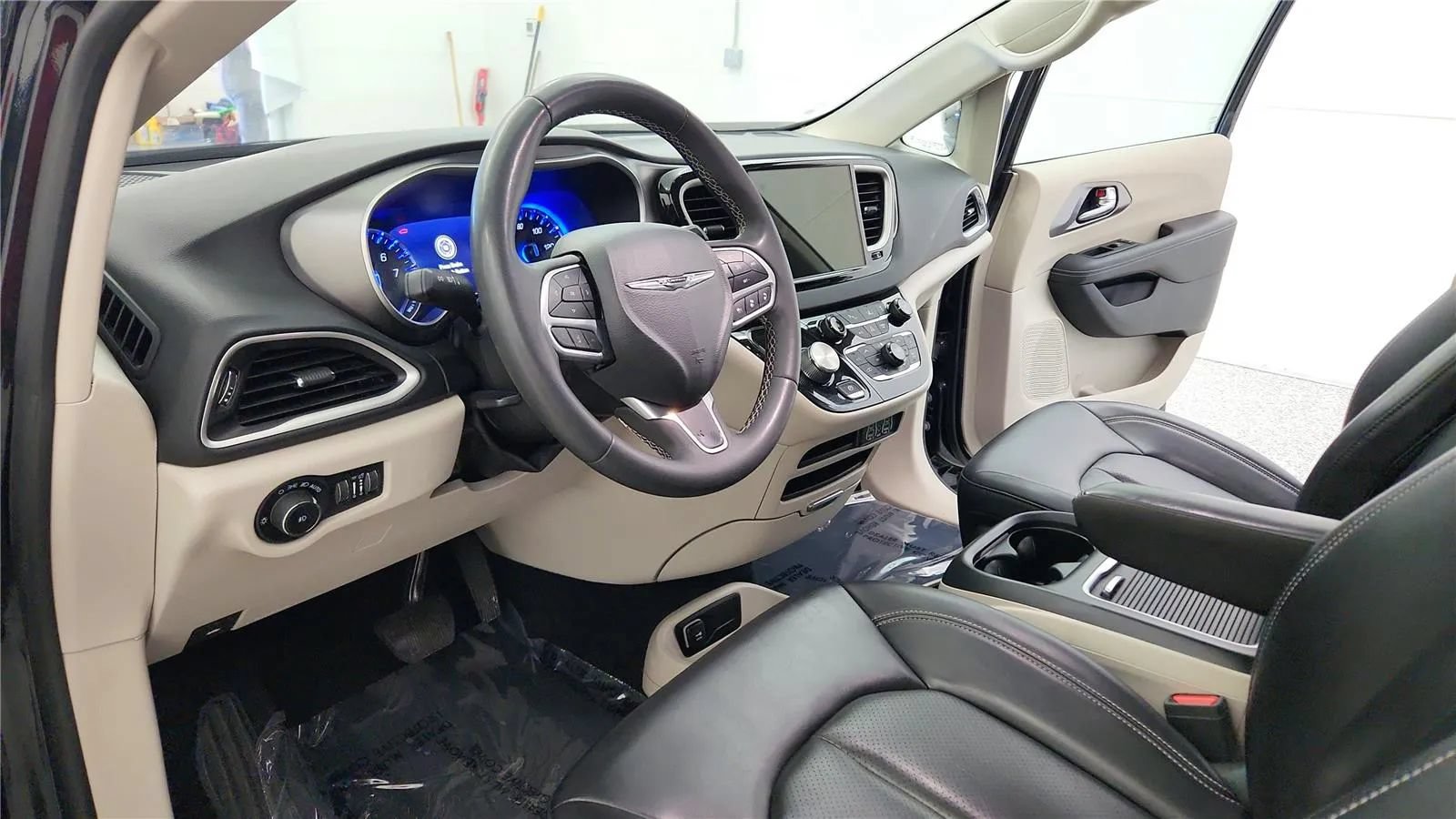 Used 2023 Chrysler Pacifica Touring-L FWD image 22