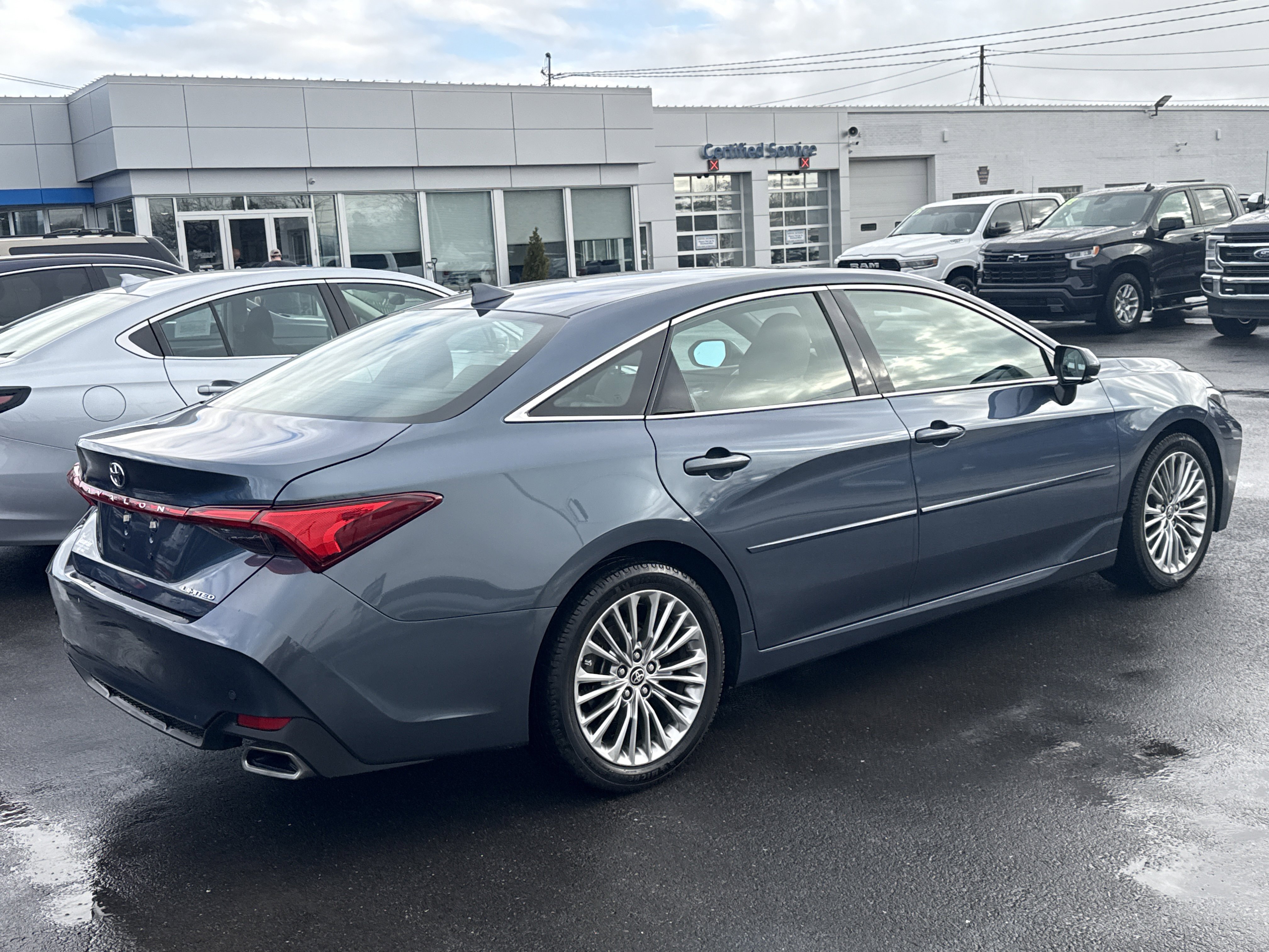 Used 2022 Toyota Avalon Limited image 4