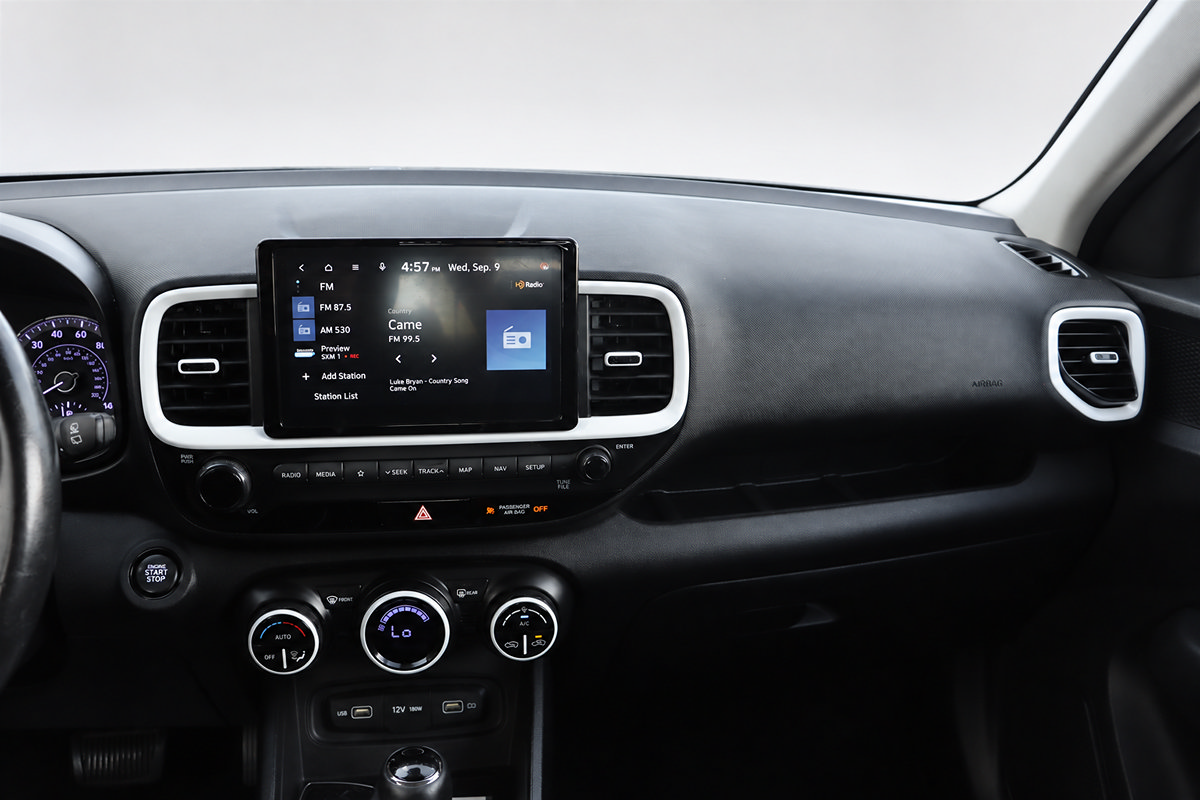 Used 2022 Hyundai Venue Limited FWD image 31