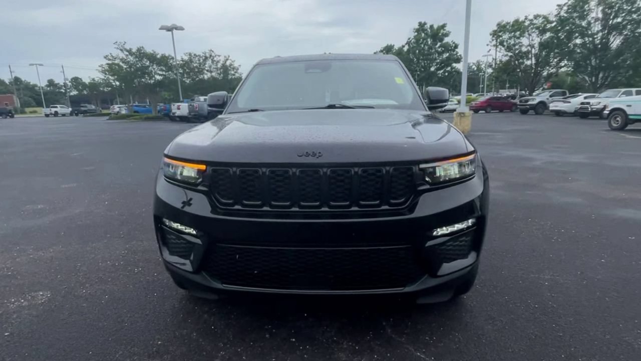 Used 2023 Jeep Grand Cherokee Limited w/ Black Appearance Package RWD image 3