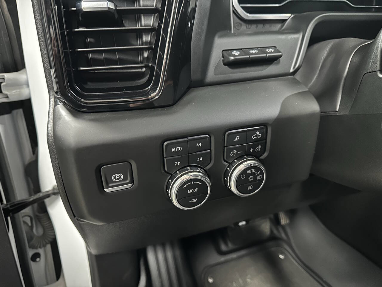 Used 2024 GMC Sierra 1500 AT4 w/ Technology Package image 18
