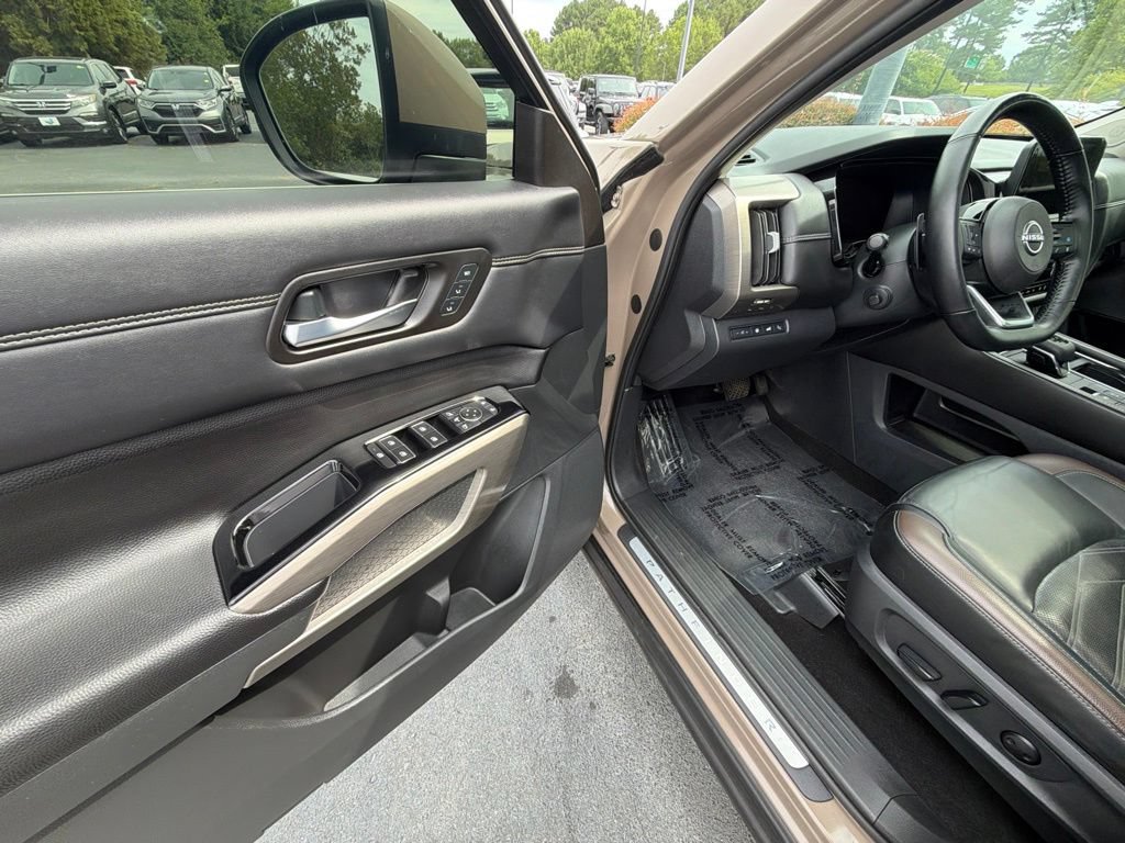 Used 2023 Nissan Pathfinder Platinum AWD/4WD image 13