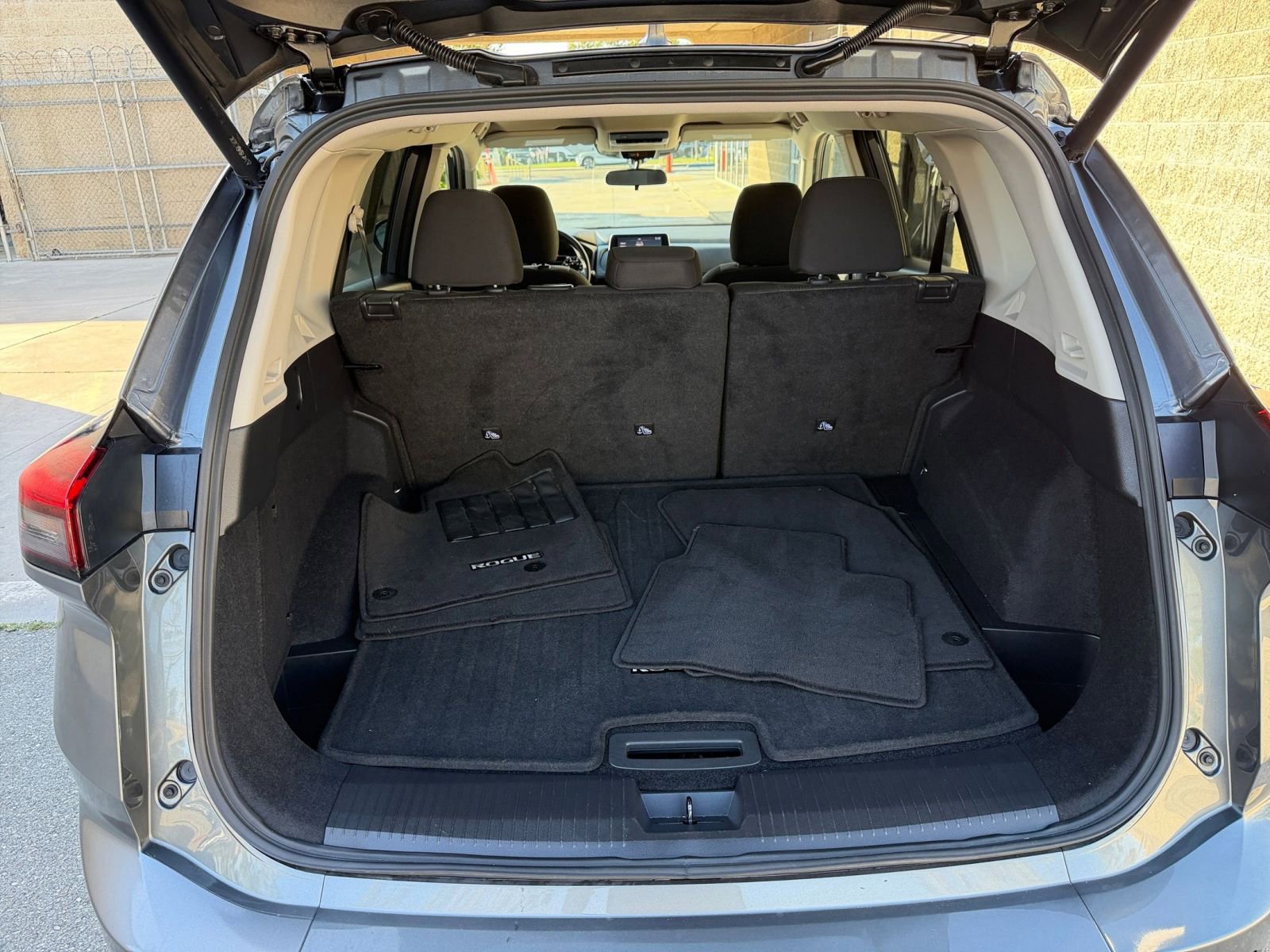 Used 2025 Nissan Rogue SV image 33