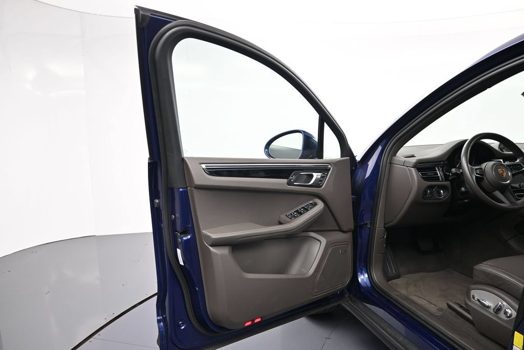 Certified 2023 Porsche Macan AWD/4WD image 16