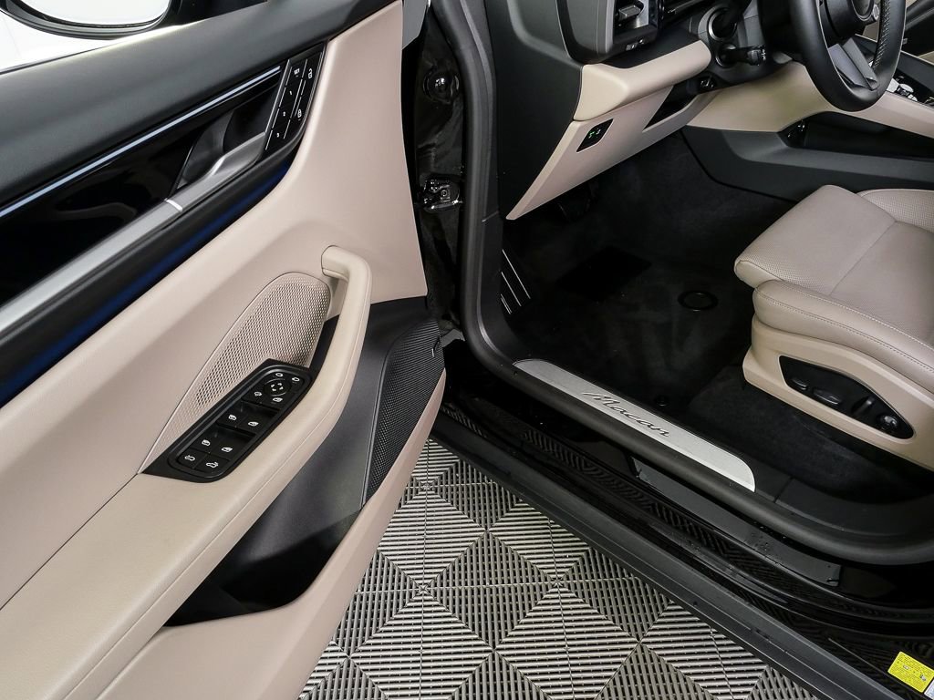Used 2025 Porsche Macan Electric RWD image 8