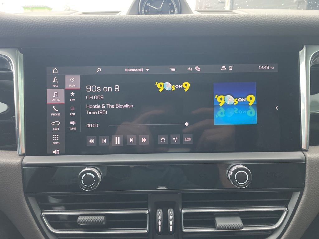 Certified 2025 Porsche Macan image 38