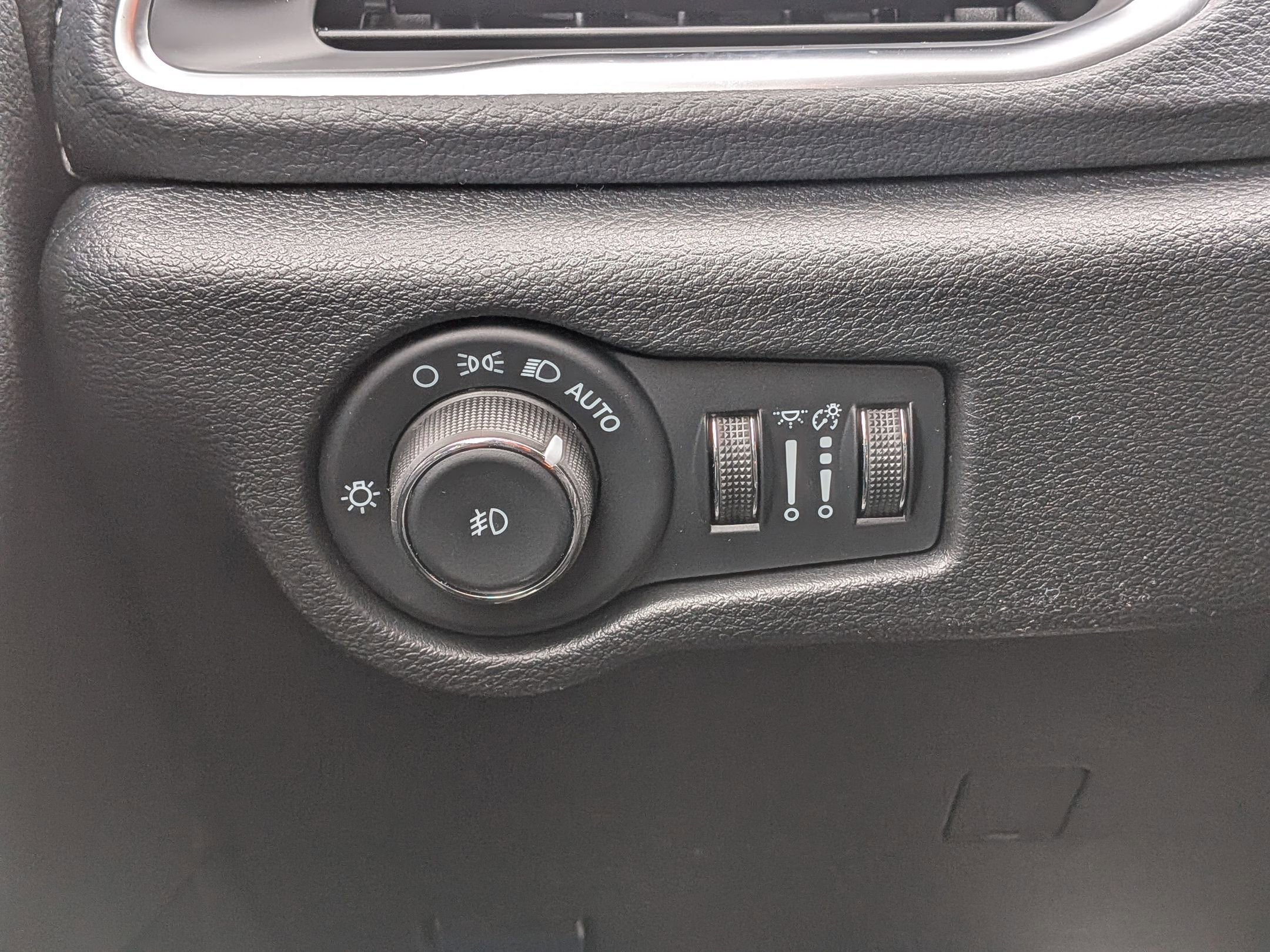 New 2026 Chrysler Pacifica Limited w/ Uconnect Theater Family Group image 22