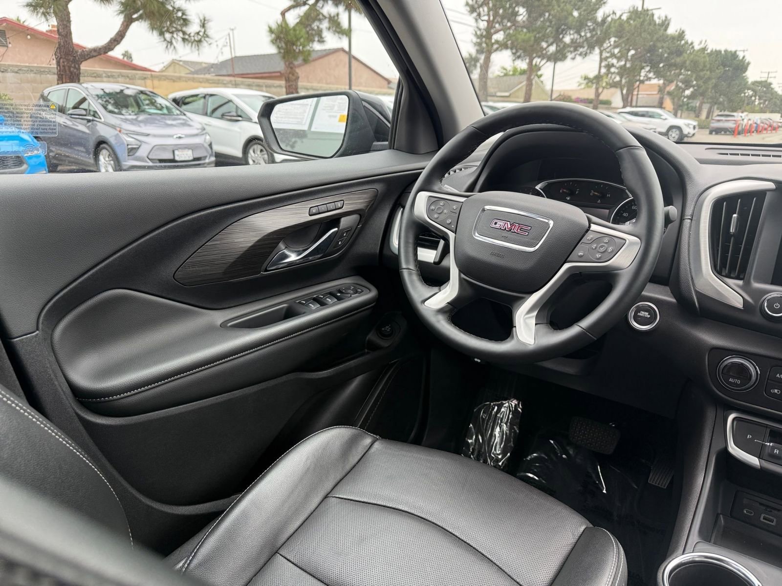 Used 2024 GMC Terrain SLT image 30