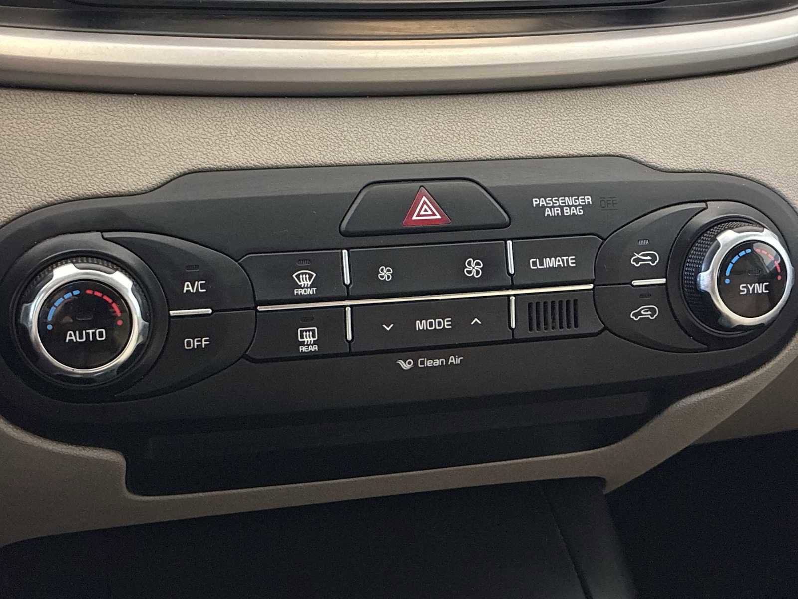 Used 2018 Kia Sorento LX image 16