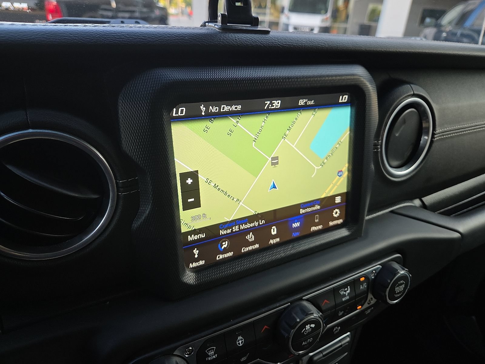 Used 2018 Jeep Wrangler Unlimited Sahara AWD/4WD image 16