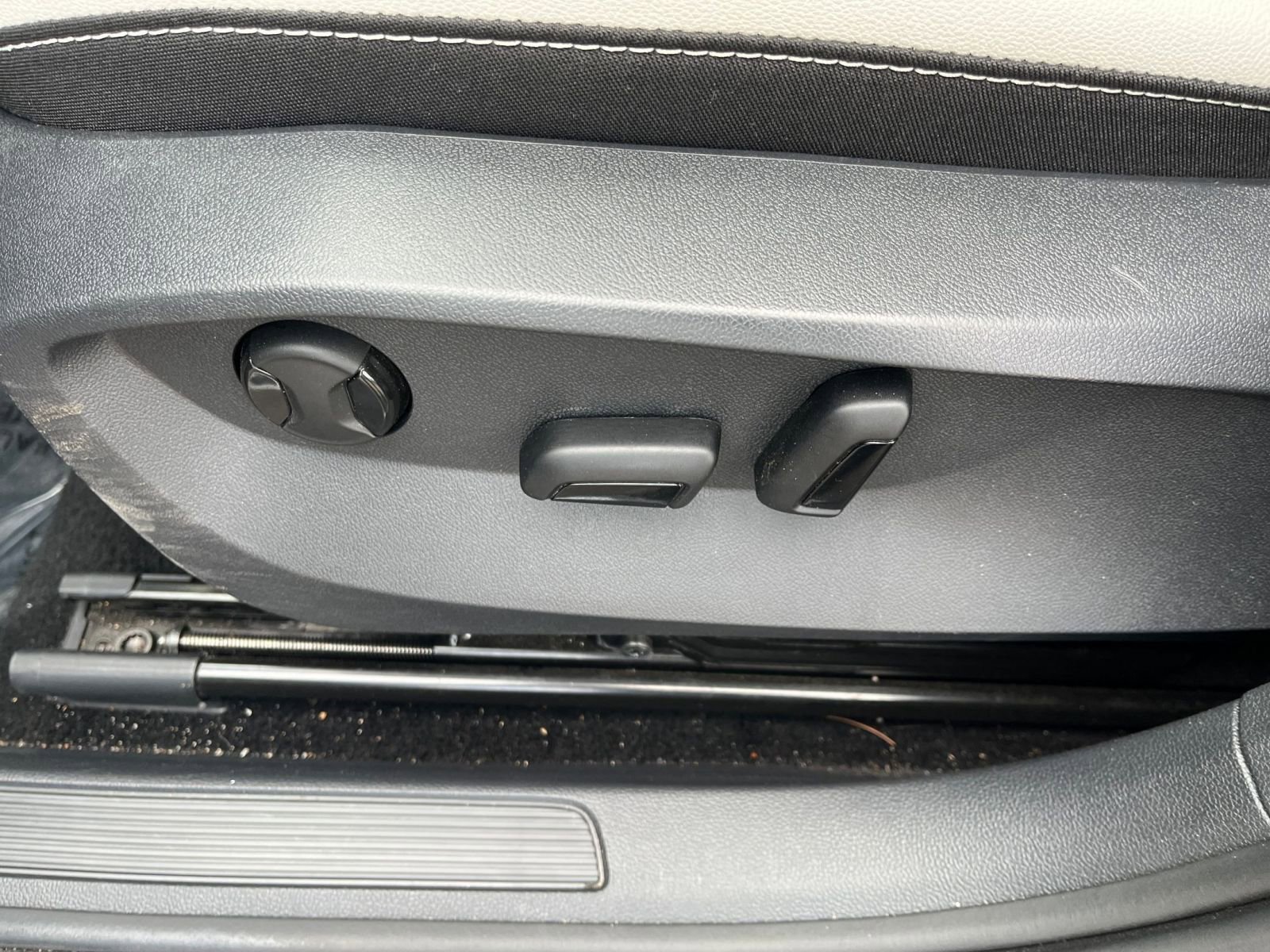 Used 2025 Volkswagen Taos SE image 22