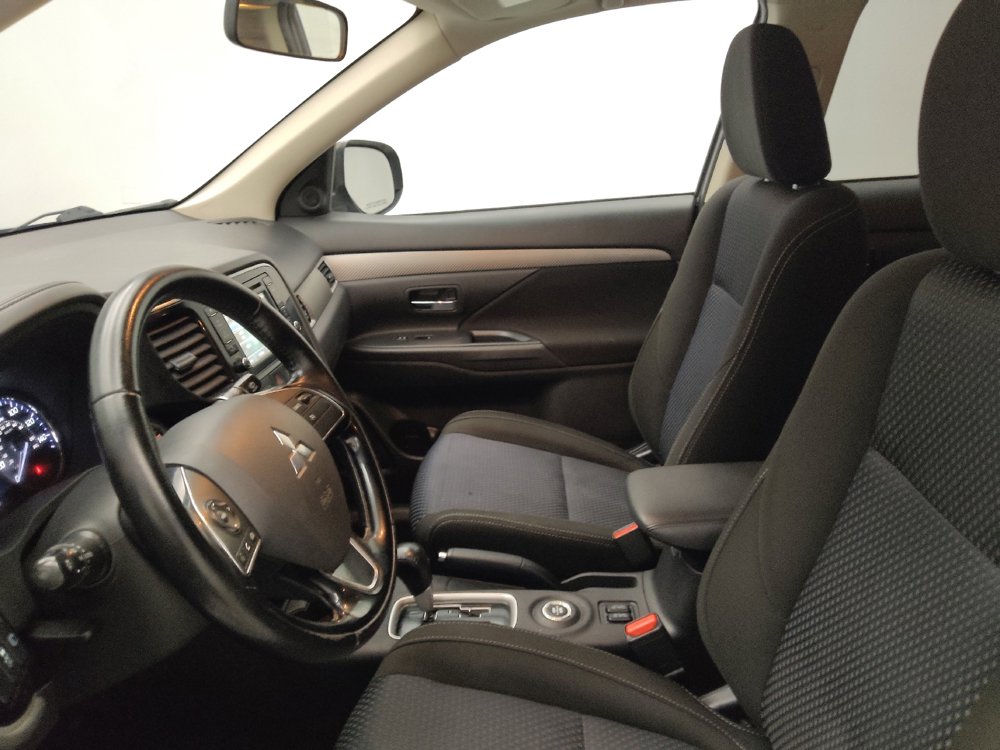 Used 2016 Mitsubishi Outlander SE image 17