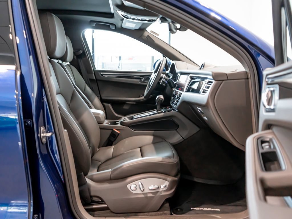 Certified 2025 Porsche Macan AWD/4WD image 29