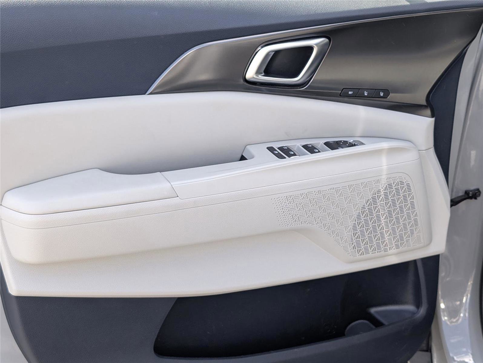 Used 2026 Kia Carnival SX w/ SX Dark Edition Package image 33