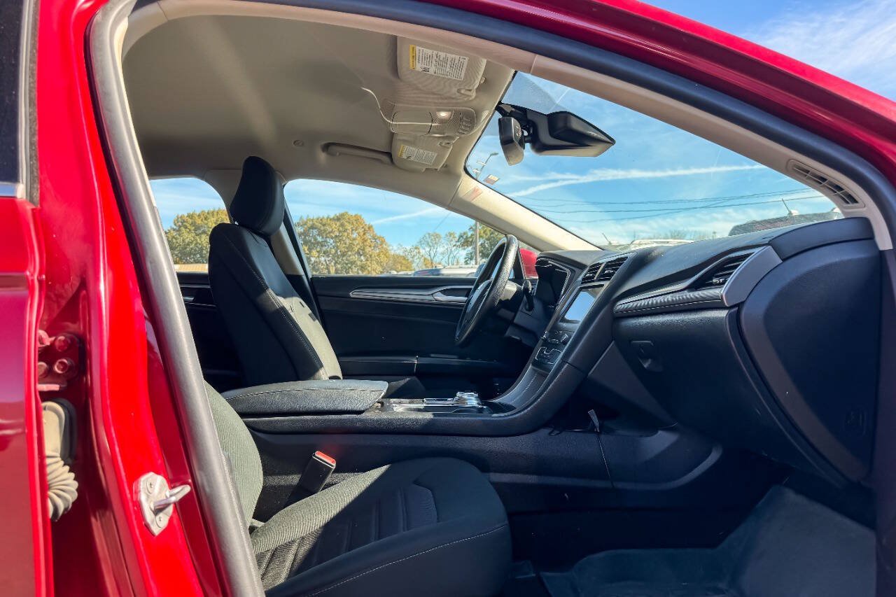 Used 2020 Ford Fusion SE FWD image 8