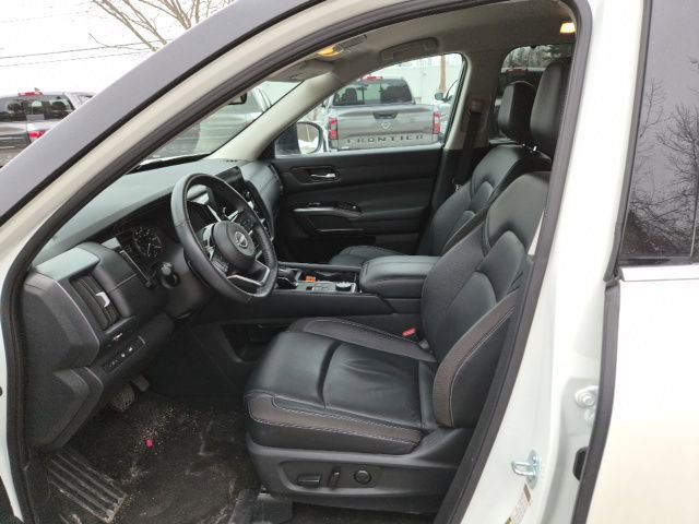 Used 2024 Nissan Pathfinder SL w/ Black Appearance Package AWD/4WD image 16