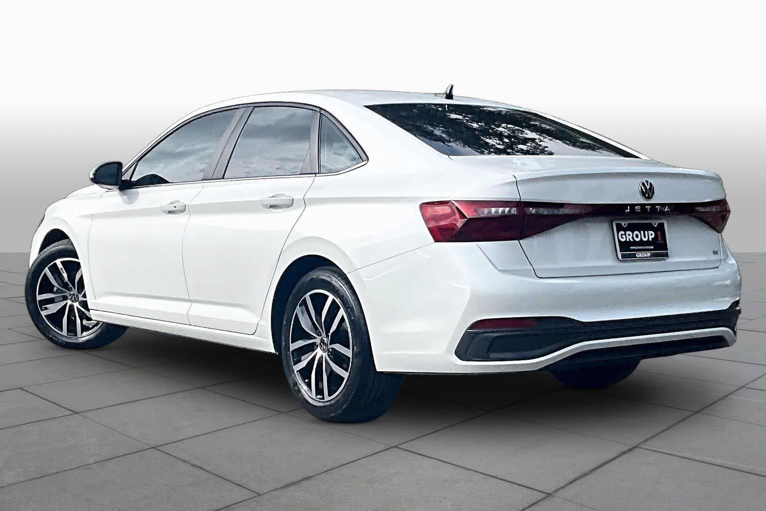 Used 2025 Volkswagen Jetta SE FWD image 11