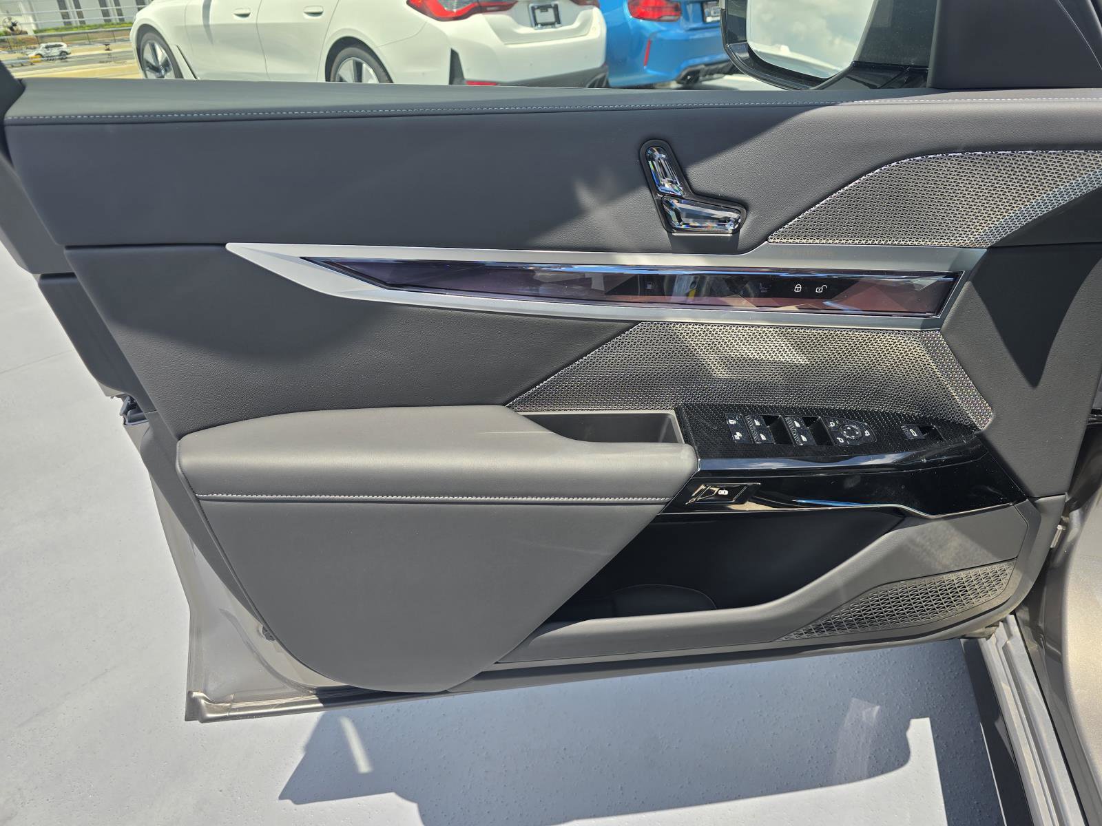 New 2025 BMW 750e xDrive w/ Premium Package image 18