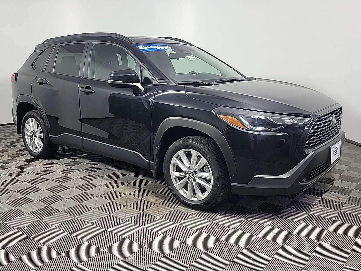 Used 2024 Toyota Corolla Cross LE image 1