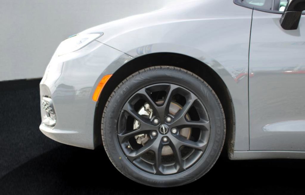 Used 2025 Chrysler Pacifica Select image 3