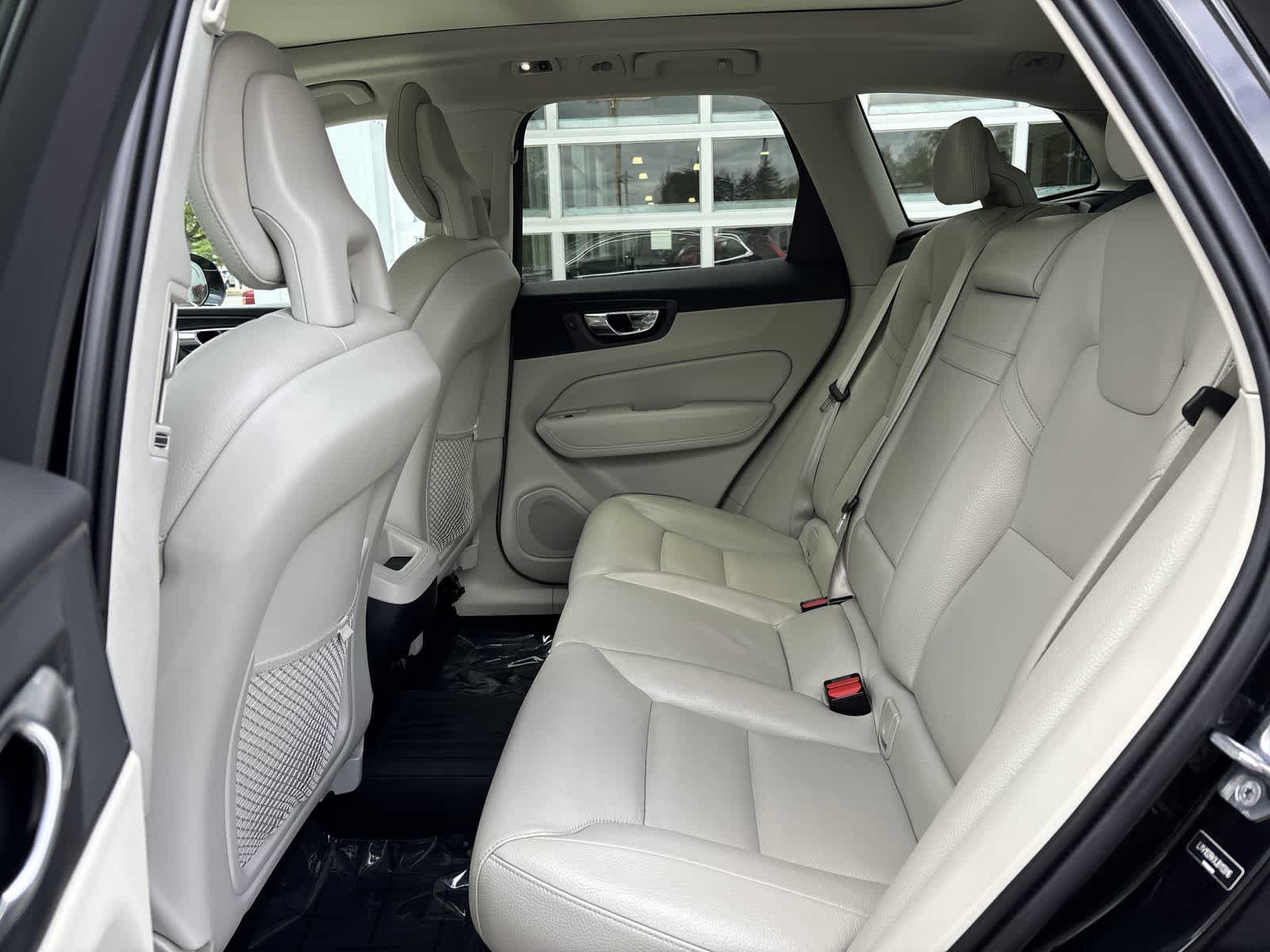 Used 2018 Volvo XC60 T5 Momentum w/ Convenience Package AWD/4WD image 6