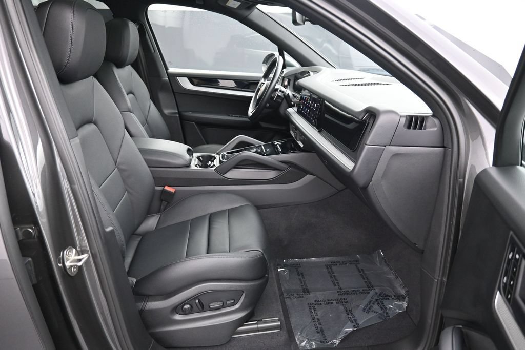 Certified 2024 Porsche Cayenne AWD/4WD image 28