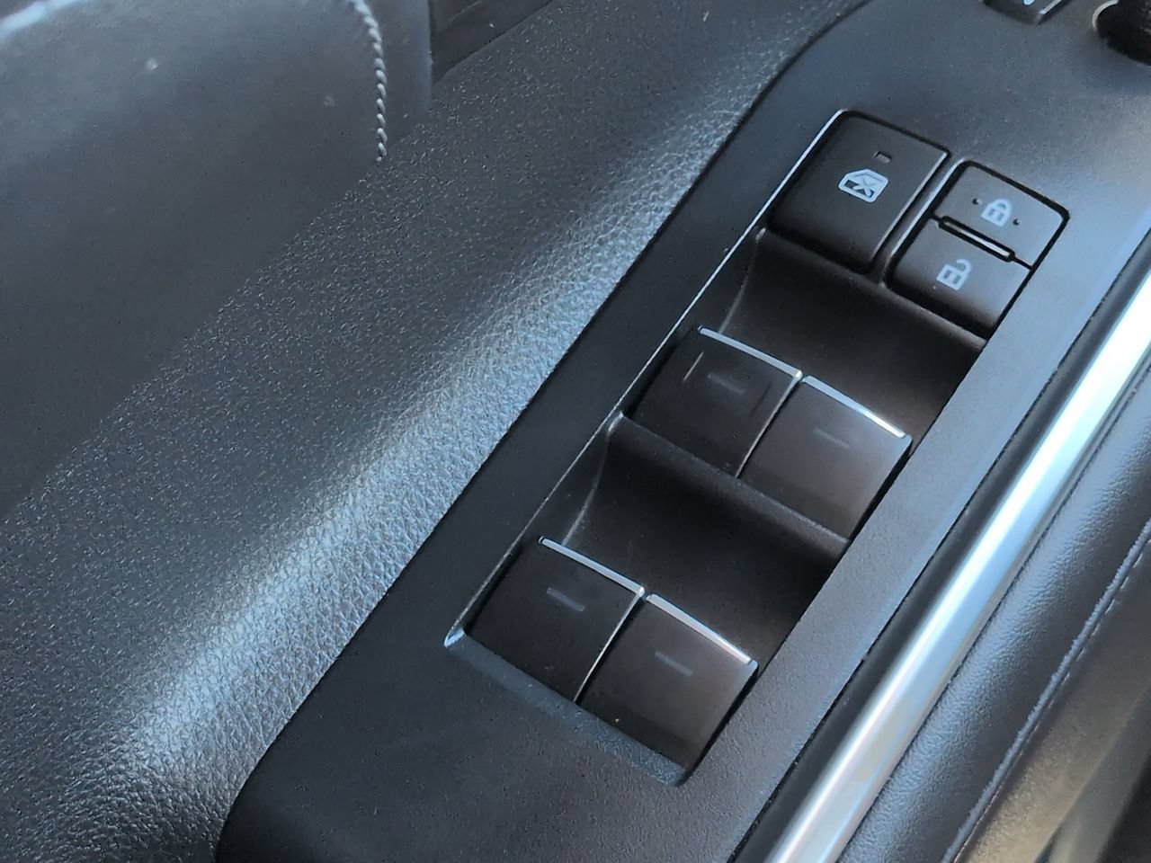 Used 2024 Toyota Highlander Platinum FWD image 23