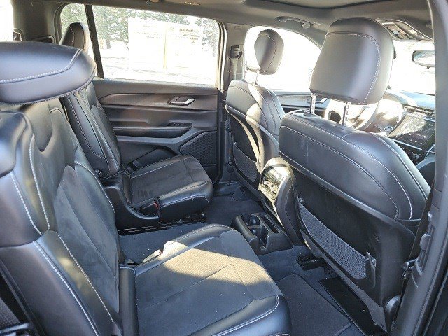 Used 2023 Jeep Grand Cherokee L Laredo image 16