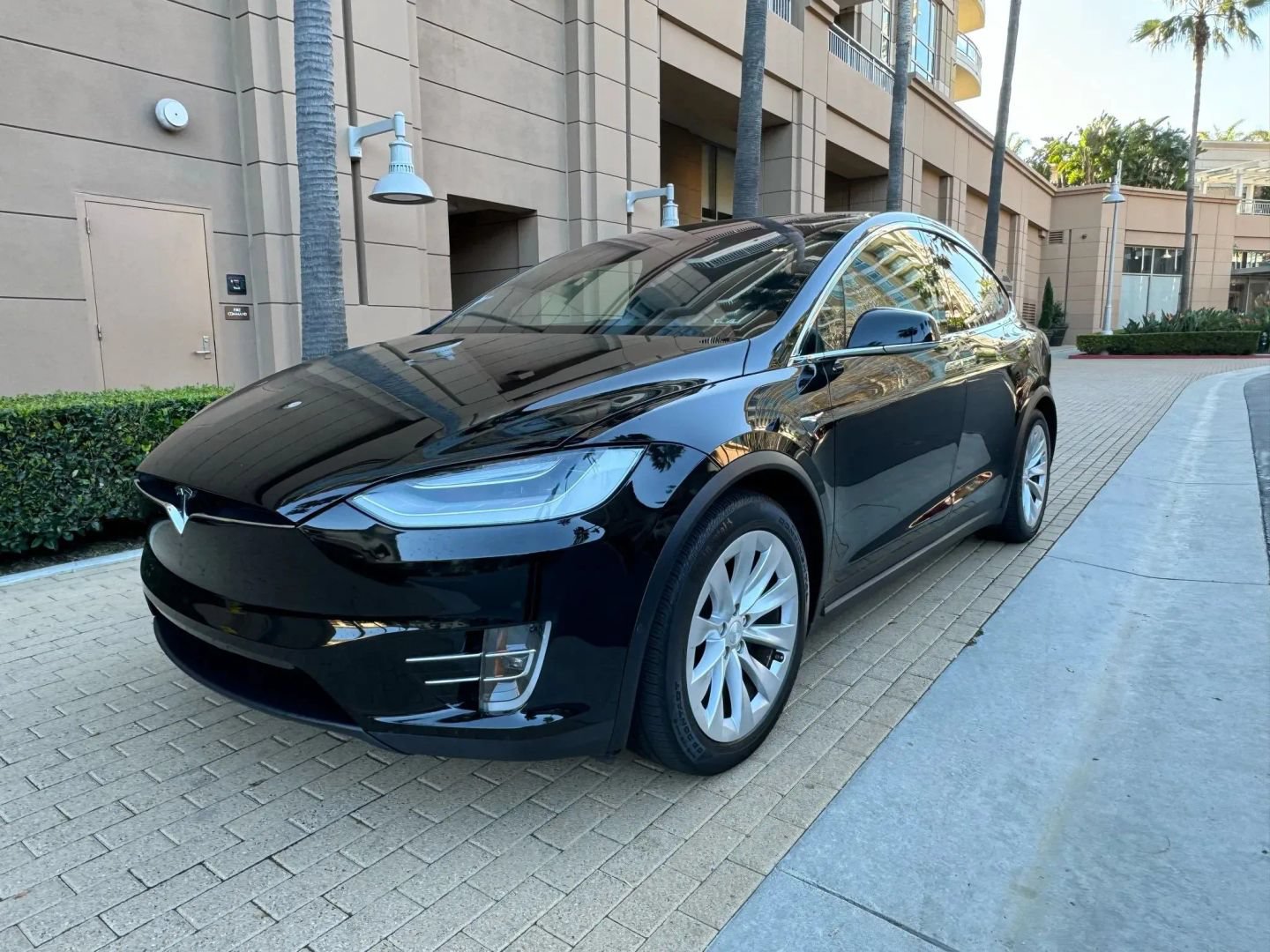 Used 2018 Tesla Model X 100D AWD/4WD image 2