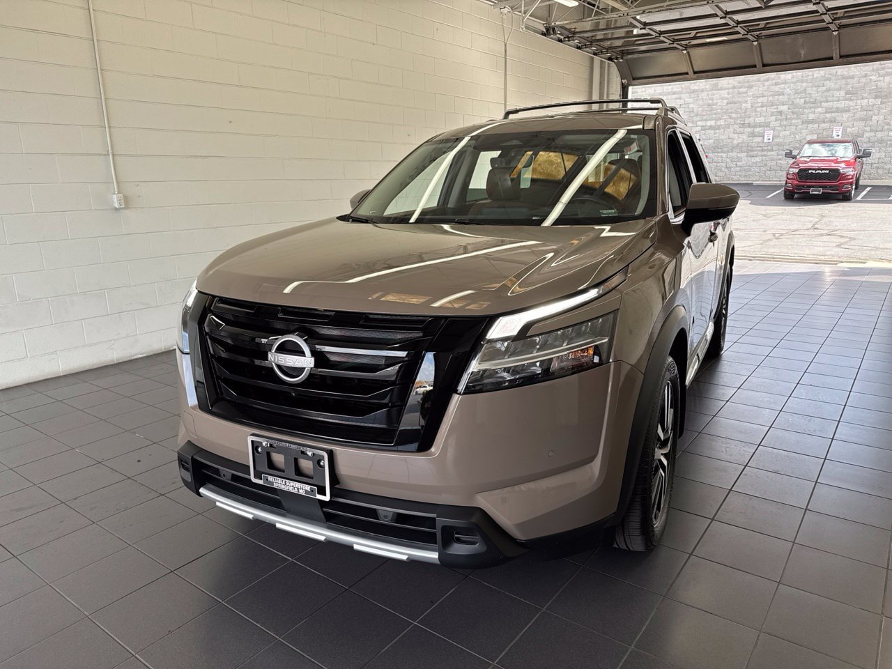Used 2025 Nissan Pathfinder Platinum AWD/4WD image 3