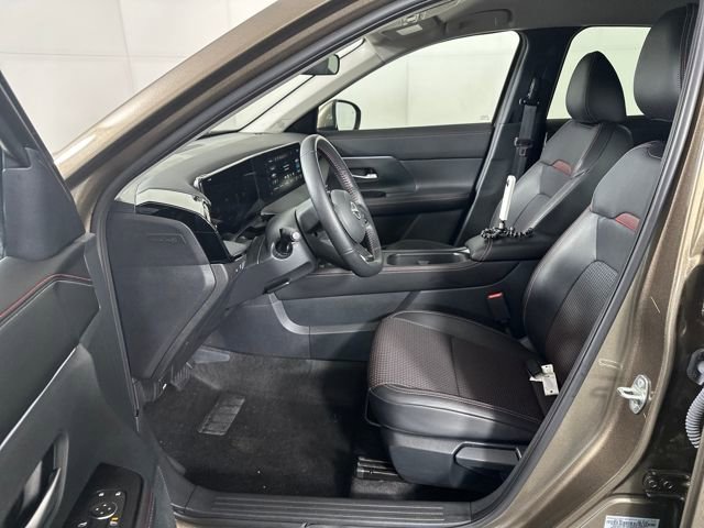Certified 2025 Nissan Kicks SR image 11