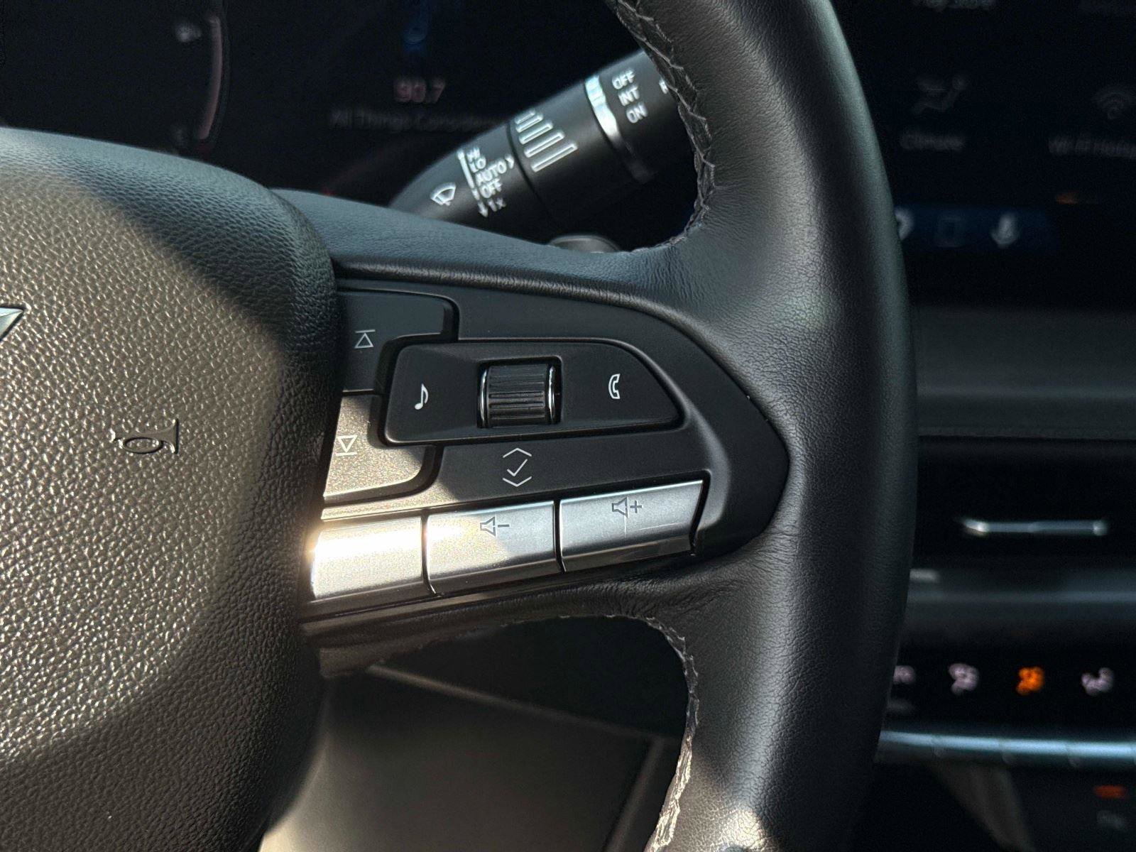 Used 2025 Cadillac XT4 Premium Luxury FWD image 29