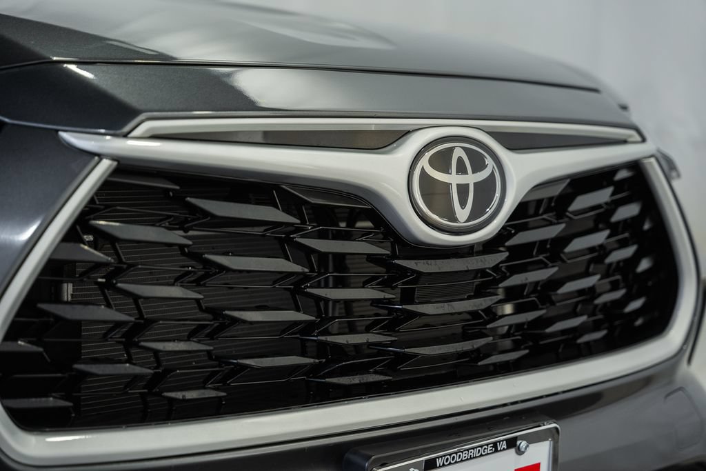 Used 2025 Toyota Highlander XLE AWD/4WD image 10