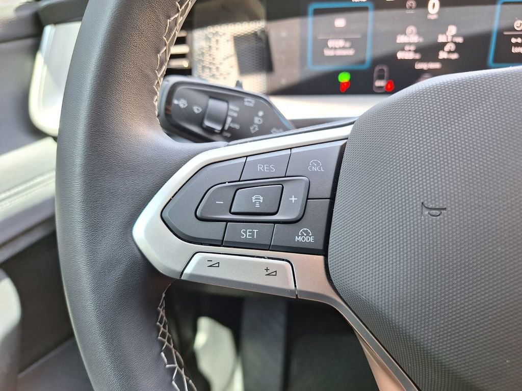Used 2025 Volkswagen Tiguan SE FWD image 19