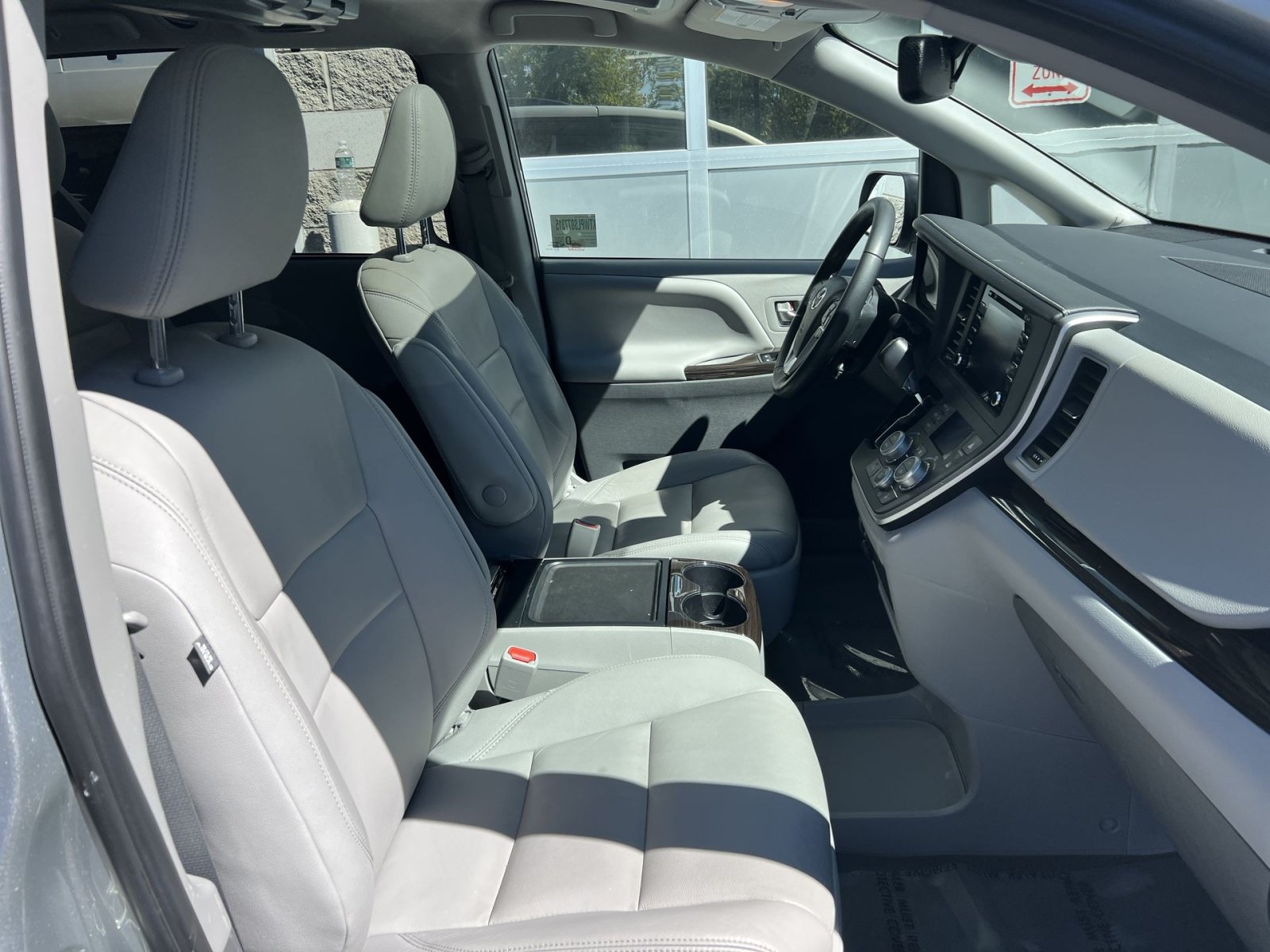 Used 2020 Toyota Sienna XLE w/ XLE Navigation Package FWD image 28