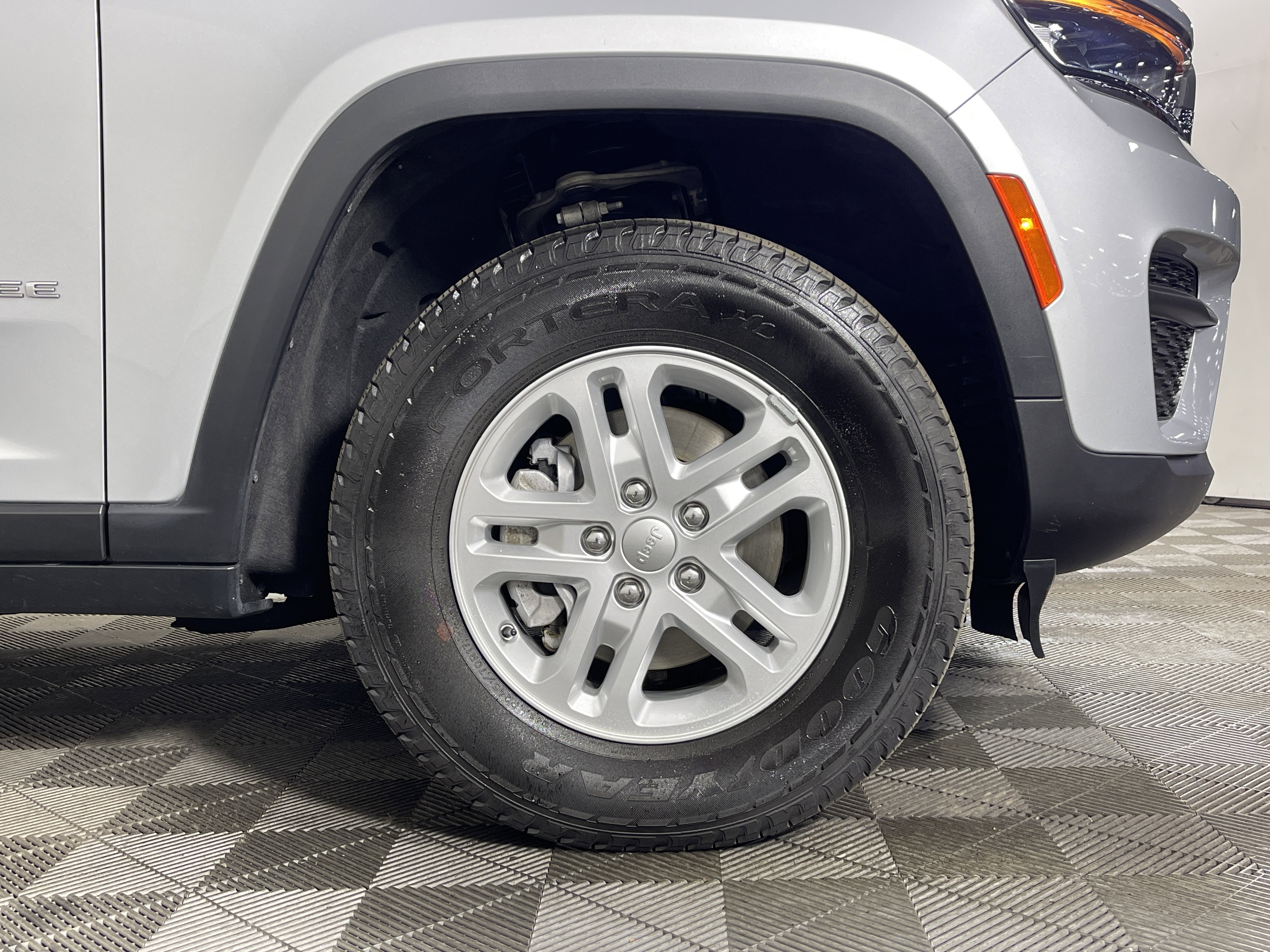 Used 2024 Jeep Grand Cherokee Laredo image 7