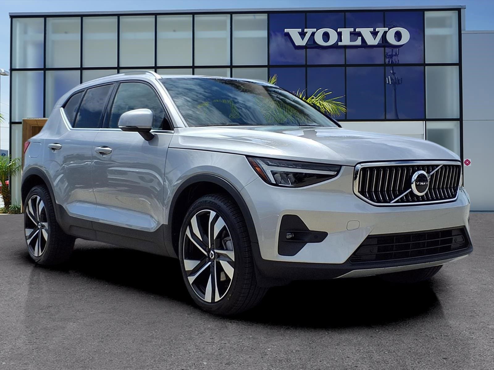 Certified 2023 Volvo XC40 B5 Plus w/ Protection Package Premier AWD/4WD video 1