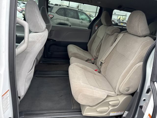 Used 2018 Toyota Sienna LE image 17