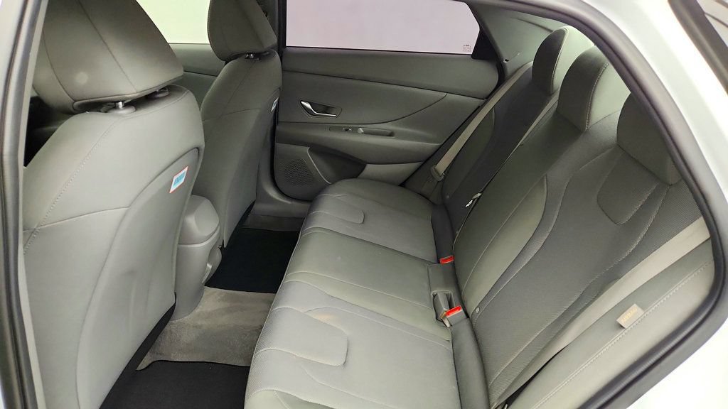 Used 2024 Hyundai Elantra SE FWD image 19