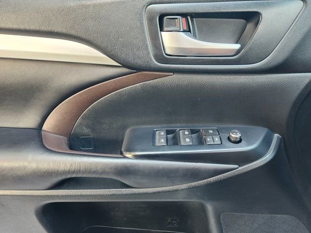 Used 2019 Toyota Highlander XLE image 24