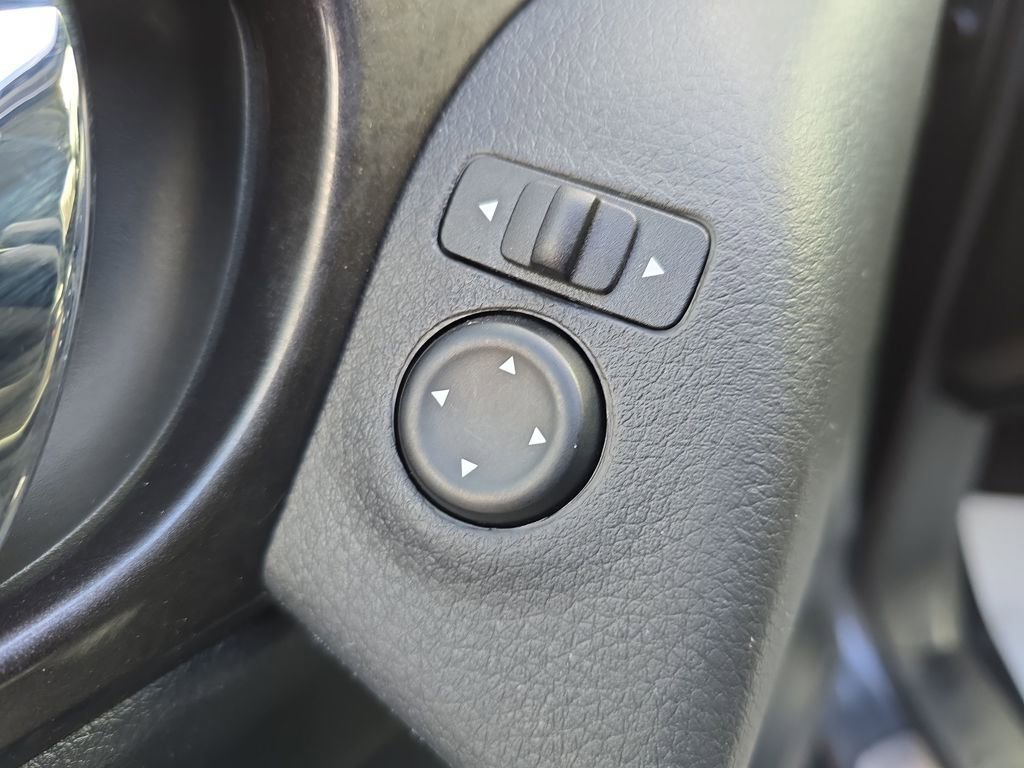 Used 2018 Nissan Rogue SV image 13