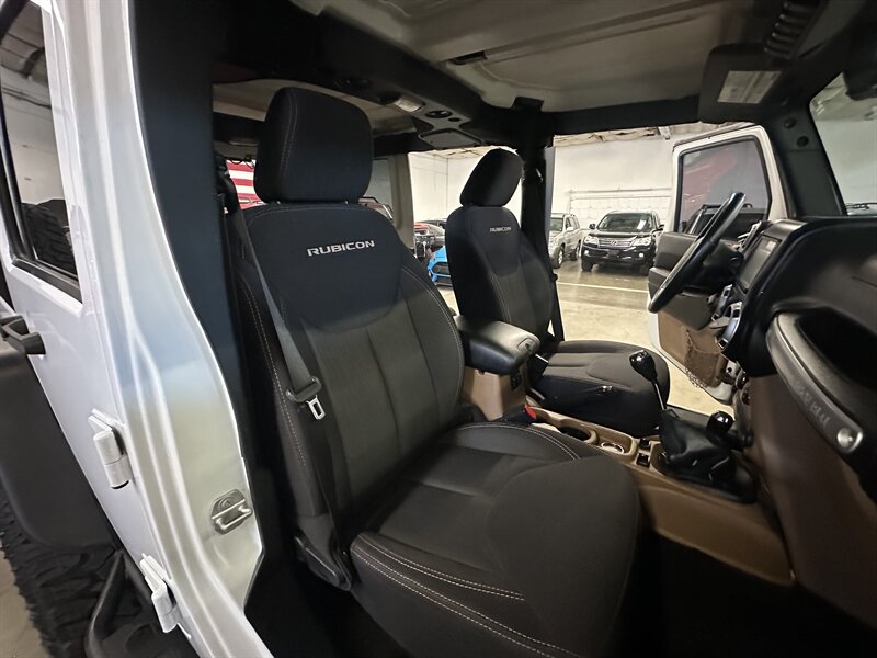 Used 2015 Jeep Wrangler Unlimited Rubicon w/ Connectivity Group AWD/4WD image 28
