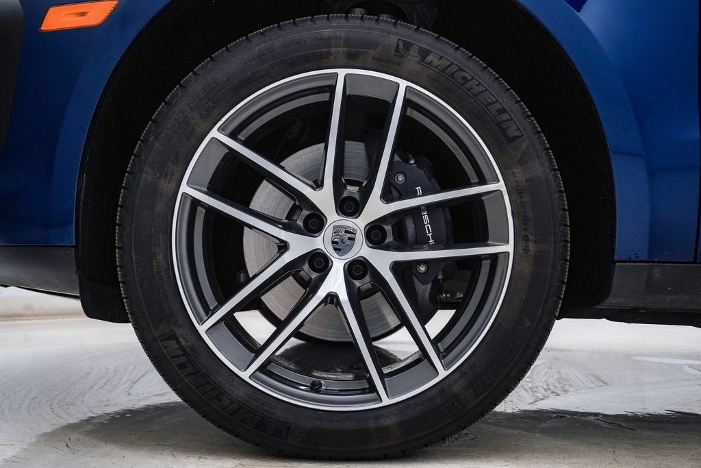 Certified 2025 Porsche Macan image 12