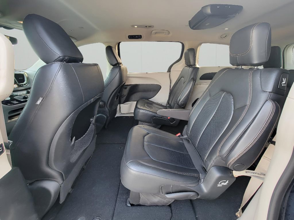 Used 2018 Chrysler Pacifica Touring-L image 28